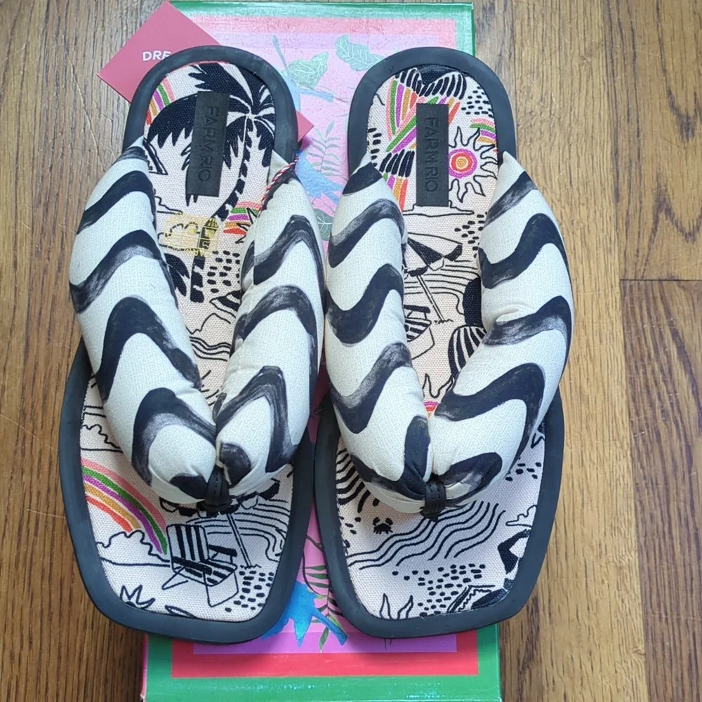 NIB FARM Rio Puffy Flip Flop In Black And Off White Beach Print Women's Size 9